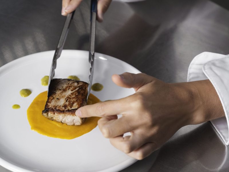 chef-feminin-dans-la-cuisine-preparant-le-plat-du-bifteck (1) (1)